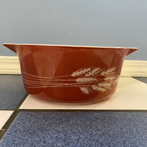 Pyrex Autumn Harvest round casserole dish - Picture 1 of 3